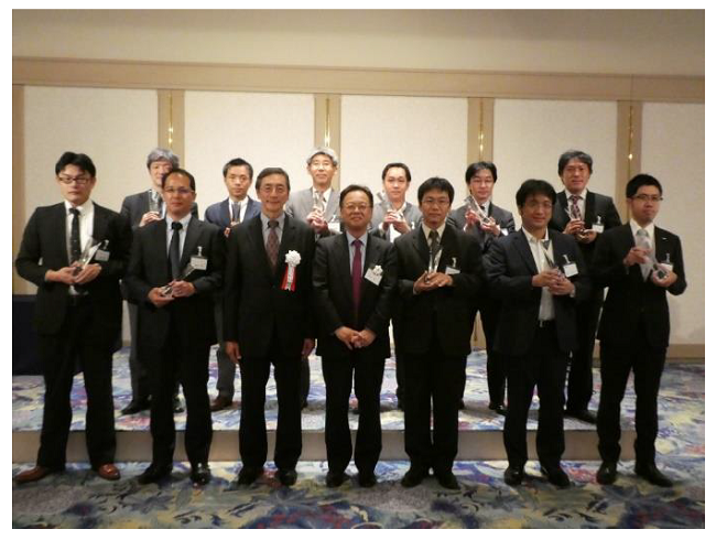 2016年度前期認定のJQEメンバーとラボ藤本理事長（前列左から3人目）、松本専務理事（同4人目）