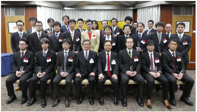 2016年度後期認定のJQEメンバーと ラボ藤本理事長（前列左から4人目）、松本専務理事（同5人目）