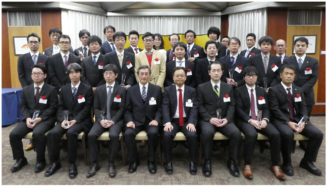 2016年度後期認定のJQEメンバーと ラボ藤本理事長(前列左から4人目)、松本専務理事(同5人目)